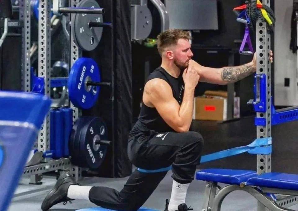 东契奇意外战胜塞尔维亚队，大比分获胜引爆全场！比赛高潮迭起的简单介绍