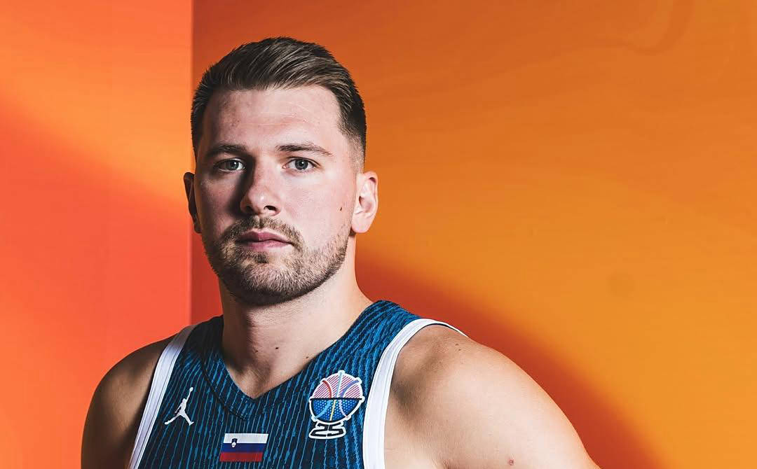 东契奇意外战胜塞尔维亚队，大比分获胜引爆全场！比赛高潮迭起的简单介绍