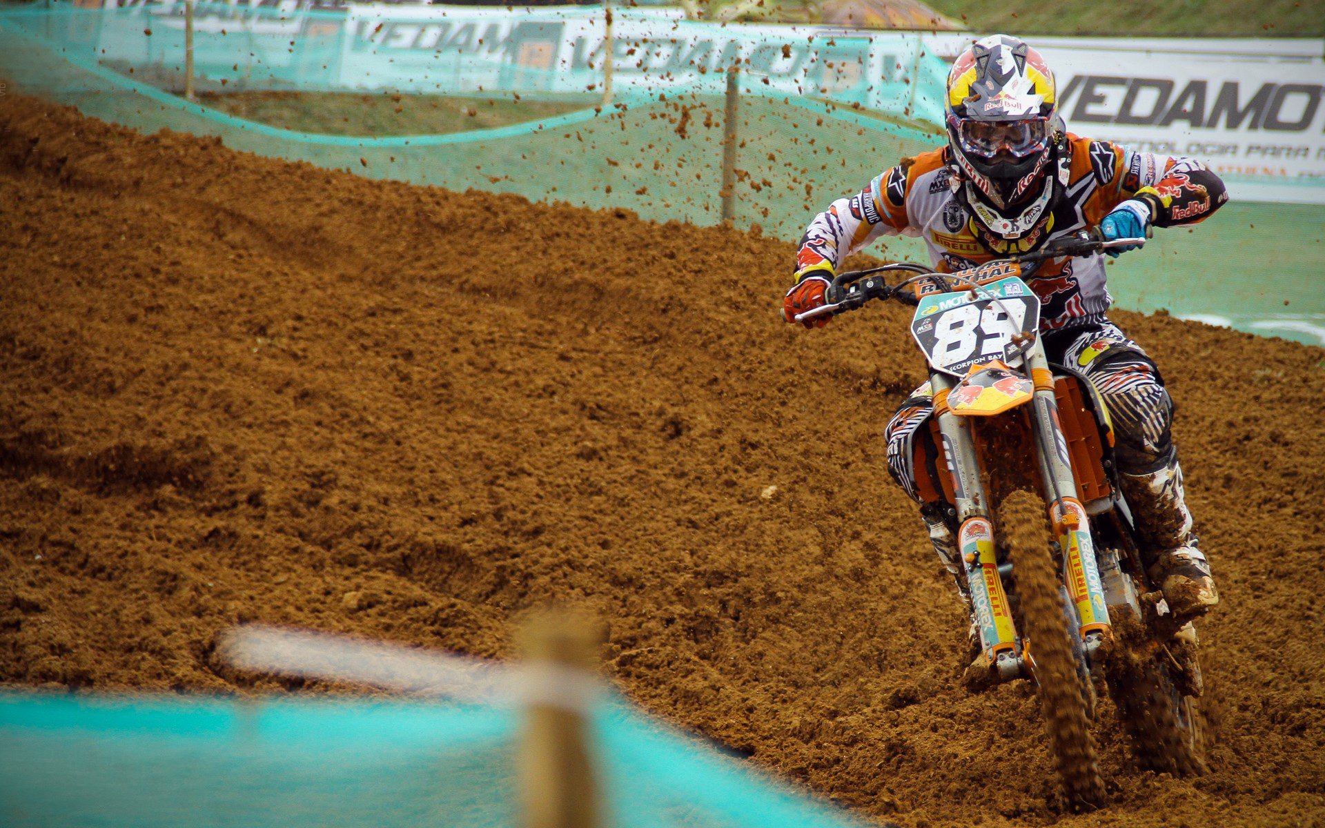 Uzi焦点对战，JackeyLove与30激战拜仁分钟，险胜胜负难料！全场沸腾不已的简单介绍